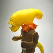 画像をギャラリービューアに読み込む, A.I. mother Alien_yellow
