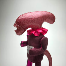 画像をギャラリービューアに読み込む, A.I. mother Alien_pink
